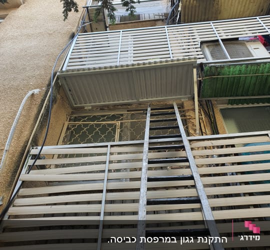 מעקות אלומיניום על מרפסות בניין
